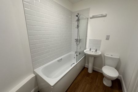 London Road North - Photo 4