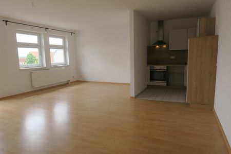 Dachgeschoß mit sonnigem Balkon - neuer Einbauküche - zentral - mit PKW-Stellplatz - Photo 3