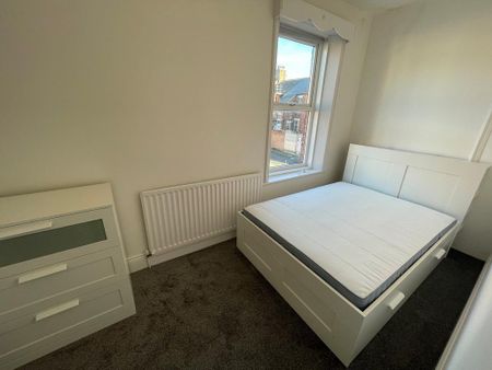 4 bedroom end of terrace house to rent - Photo 4