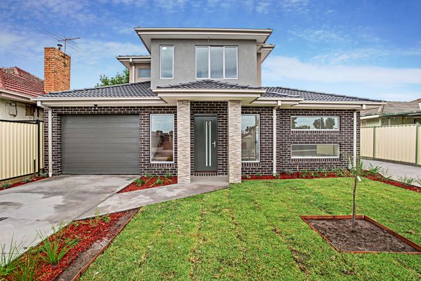 Charming Townhouse In Excellent Location - Photo 1