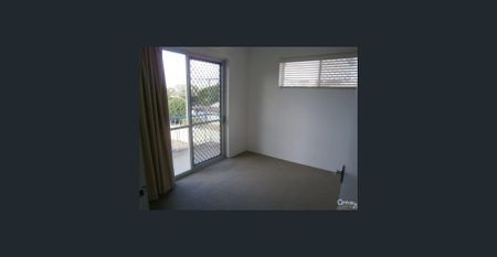 SPACIOUS AIR CONDITIONED UNIT - METRES TO WATERFONT - Photo 4