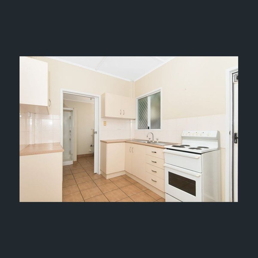 Only a stones throw to The Strand! - Photo 1