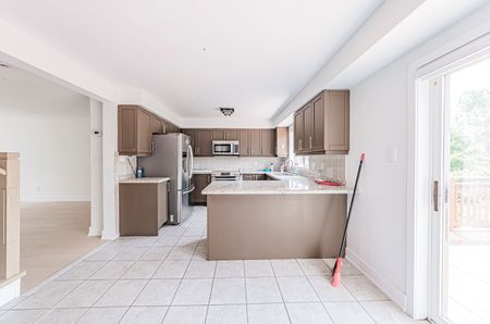 For Lease - 2569 Gill Crescent, Oakville, Ontario - Photo 4