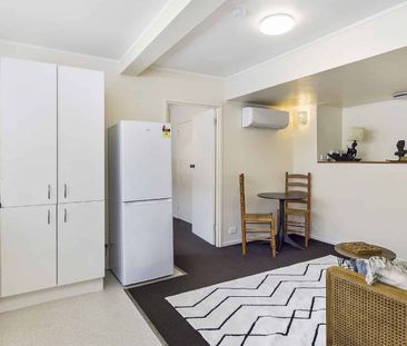 TIDY ONE BEDROOM DOWNSTAIRS FLAT: close to Lyall Bay & Kilbirnie. - Photo 3