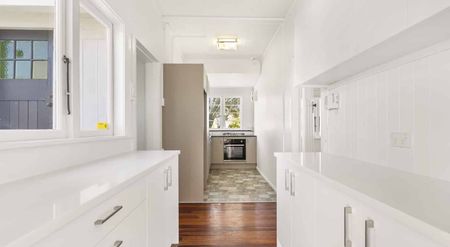 Gorgeous 3 bedroom Kiwi bungalow - Photo 2