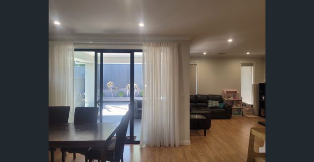 Beautiful Modern 3 Bedroom Home - Photo 1