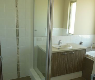 Stunning 2-Storey 4-Bedroom Home with Ocean Views in Two Rocks! - Photo 6