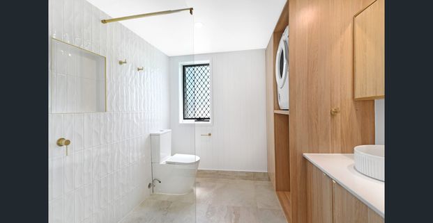 Freshly Renovated - Moments from Nobby Beach Preceint - Unfurnished - Photo 1