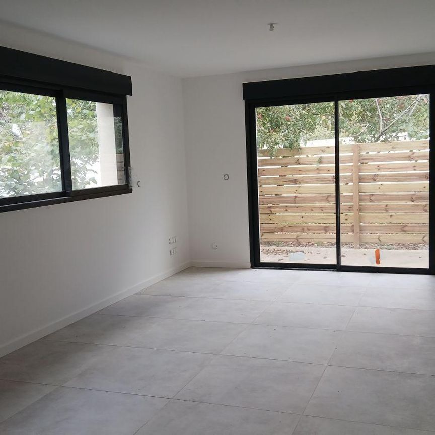 Située à 2 pas du centre-ville de REDON, dans quartier calme et recherché, venez découvrir cett... - Photo 1