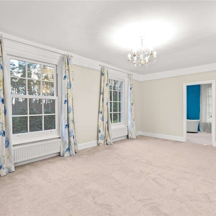 A spacious and fully refurbished four bedroom family home situated within Windlesham Arboretum - Photo 1