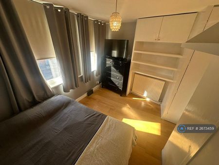 1 bedroom in a flat share to rent - Photo 3