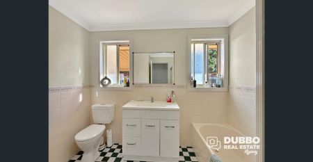 COZY THREE BEDROOM IN SOUTH - Photo 5