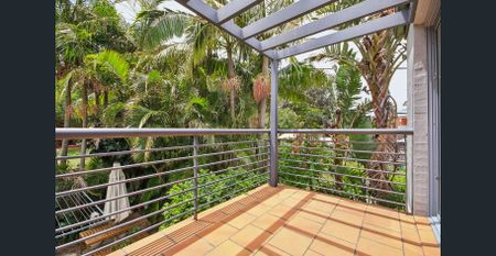 Sun-Filled & Spacious 1-Bedroom Apartment in Prime Coastal Location - Photo 4