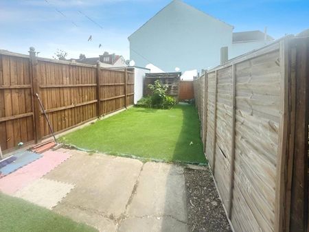 3 bedroom terraced house to rent - Photo 3