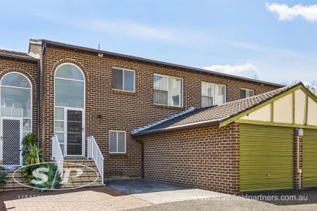 Private Three Bedroom Townhouse - Photo 2