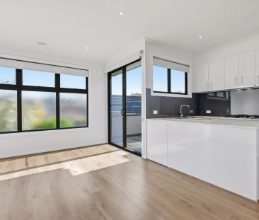 Sun-Drenched, Modern Townhouse in the Heart of Cheltenham - Low-Mai... - Photo 5