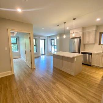 EXECUTIVE 2 Bedroom Corner Unit For Rent in the Heart of Rosedale - Photo 3