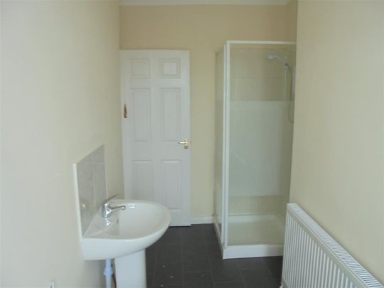 3 Bedroom House - Mid Terrace - Photo 1