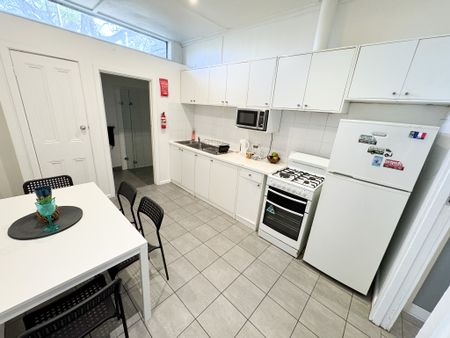 STYLISH & CLEAN BALACLAVA FOUR BEDROOM APARTMENT. - Photo 3