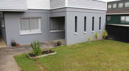 Charming 3BR Northcote Haven - Photo 2