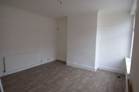 To Let 4 Bed Mid Terraced House - Photo 4