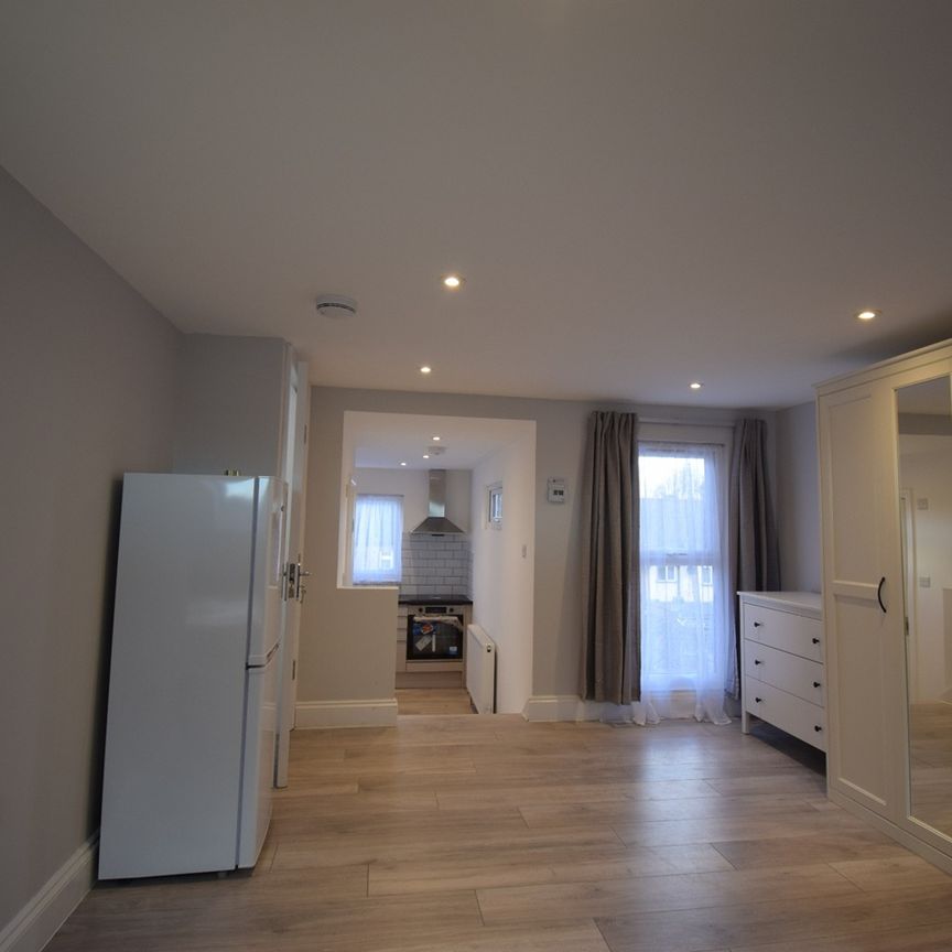 Studio Flat, Caulfield Road, E6 - Photo 1