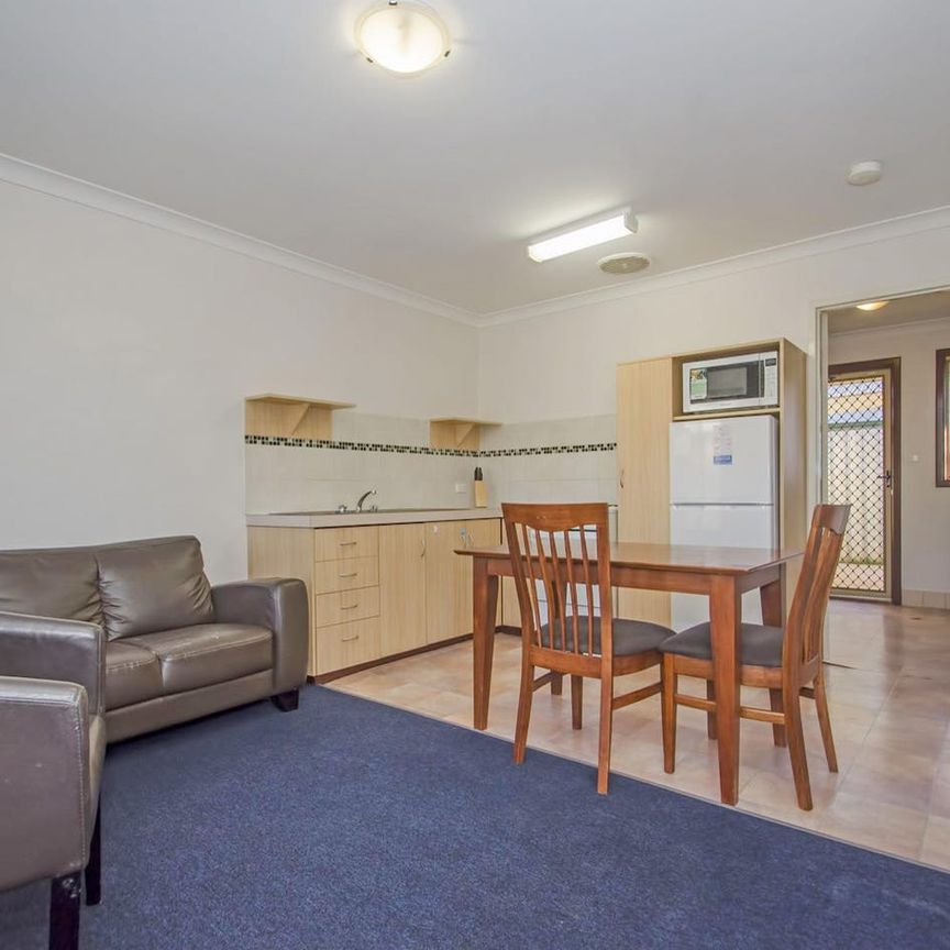 Well Located Modern 2 x 1 Fully Furnished Unit - Photo 1