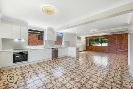 “Freshly Renovated 5-Bedroom Family Home” - Photo 3