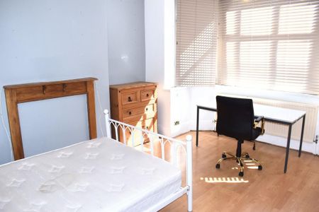 1 bedroom in a house share to rent - Photo 3