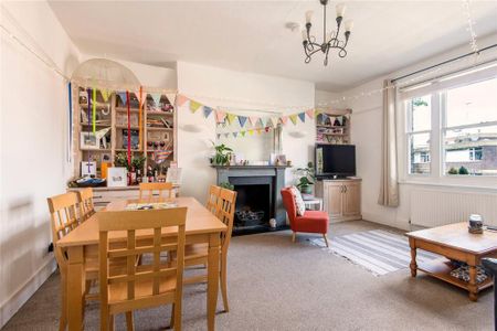 3 bedroom flat to rent - Photo 2
