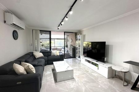RENOVATED TWO BEDROOM APARTMENT IN THE HEART OF BANKSTOWN - Photo 5