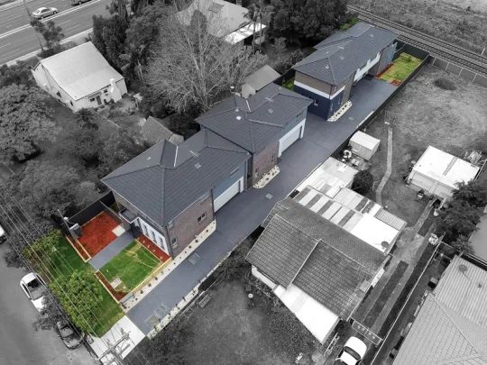 “Executive 4 Bedroom Townhouse” - Photo 1