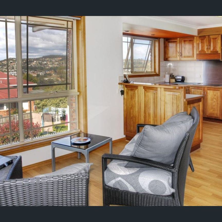 Family Home With Water And Mountain Views - Photo 1