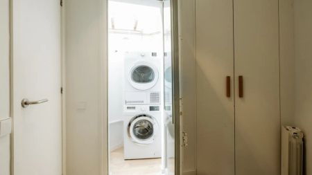 Room in a shared 4-bedroom apartment for rent in l'Antiga Esquerra de l'Eixample. - Photo 2