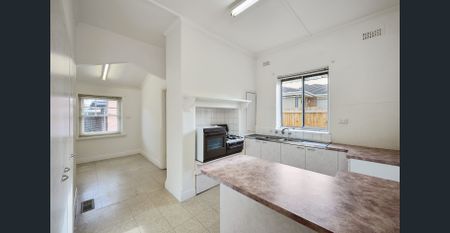 Charming two-bedroom house in quite street, with loads of character in excellent location - Photo 4