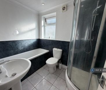 4 bedroom end of terrace house to rent - Photo 5