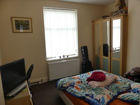 3 Bed Flat, Lower Broughton Road, M7 - Photo 3