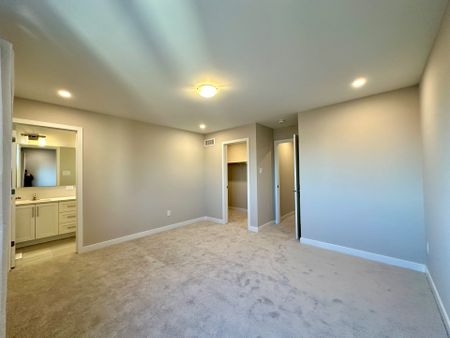 For Lease - 1047 Acoustic Way, Blossom Park - Airport and Area, Ontario - Photo 2