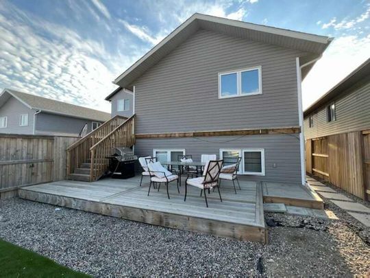 Evergreen - 3 Bedroom/2 Bathroom Upper - 507 Evergreen Blvd - Photo 1