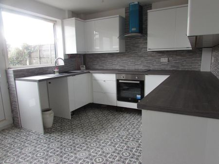 3 bedroom semi-detached house to rent - Photo 4