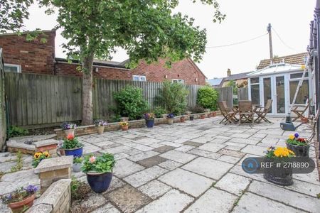 1 bedroom in a house share to rent - Photo 2