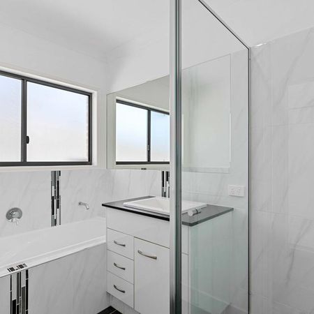 CENTRAL HERVEY BAY - SPACIOUS HOME - Photo 2