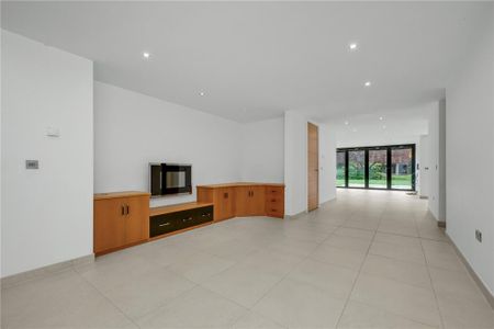 5 bedroom detached house to rent - Photo 2