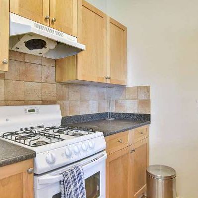 Pet Friendly -Available April 1st- Furnished 3 Bedroom @ 935 Jervis - Photo 3