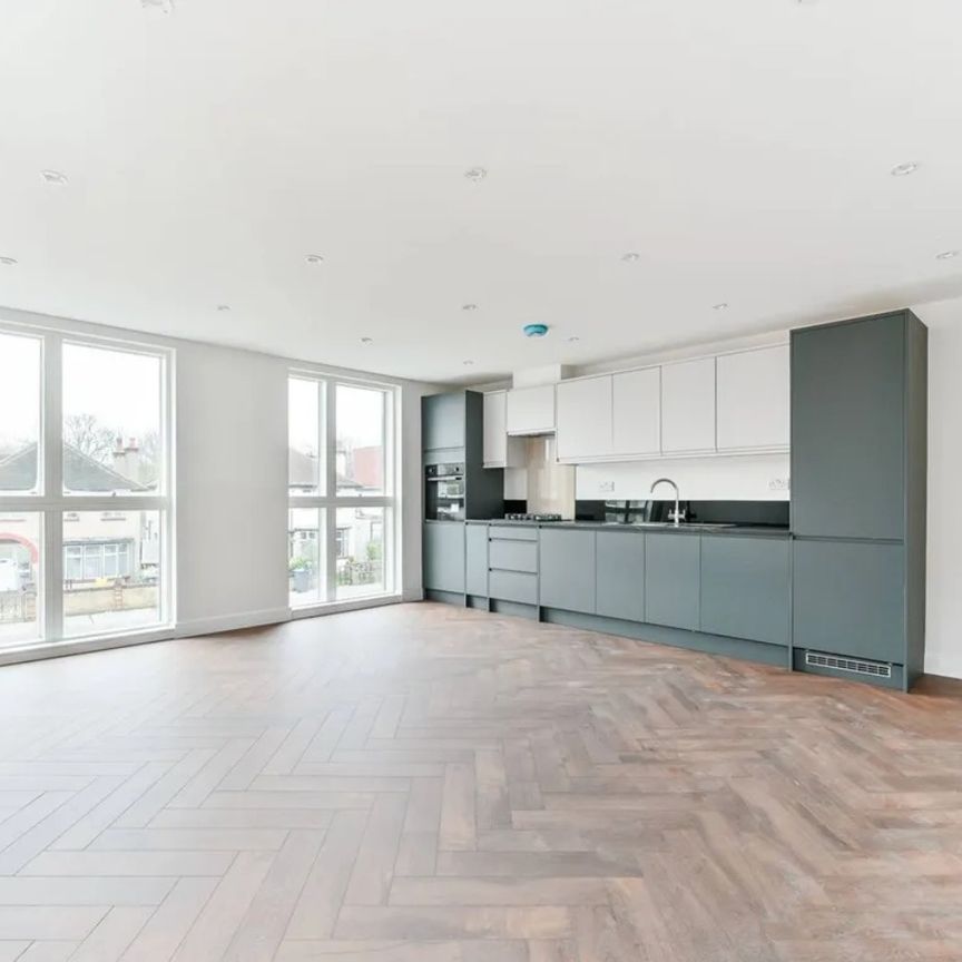 4 Bed Flat, Norbury Avenue, SW16 - Photo 1