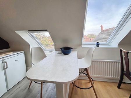1 bedroom in a house share to rent - Photo 2