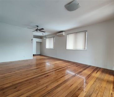 3 bedrooms, 2 bathrooms, double garage + 2 open parks, balcony, Air... - Photo 1