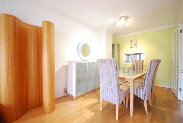 3 bedroom house in London - Photo 1