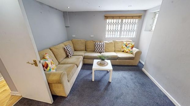 6 bedroom semi-detached house to rent - Photo 1