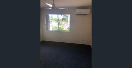 Air conditioned & Renovated 3 Bedrooms Townhouse - Photo 2